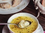 Суп с манными клецками на курином бульоне