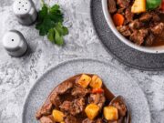 Говяжий гуляш с печенью и подливкой: рецепт на сковороде