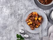 Куриная печень с луком, морковью и сметаной на сковороде