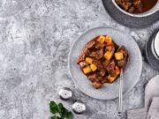 Говяжья печень на сковороде с подливкой: мягкая и вкусная