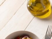 Фасолевый салат с сухариками и морковью