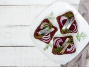 Бутерброды со шпротами: рецепт с черным хлебом, чесноком и огурцом