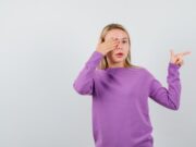 Чешется левый глаз в четверг: к чему это может быть?