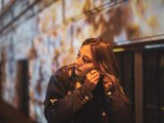 Примета: горит левое ухо у девушки в среду вечером