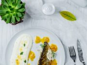 Потушите рыбу с луком и морковью в майонезе и чесноке