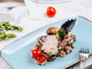 Пожарка говяжьей печени с луком и сметаной