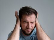 Примета: горит правое ухо у мужчины вечером в понедельник