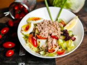 Салат из тунца с яйцом и сыром