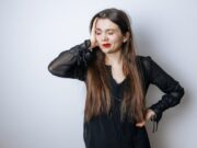 Примета: горит левое ухо у женщин вечером в субботу