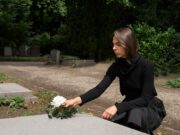 Видеть покойника живым во сне: что это значит?