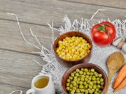 Простые и вкусные рецепты салата с консервированным зеленым горошком