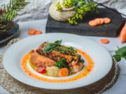 Жареный минтай с луком, морковью и томатной пастой