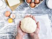 Дрожжевое тесто для пиццы на молоке с яйцами