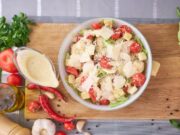 Салат с курицей и сладким перцем