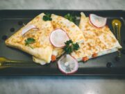 Лаваш с сыром и колбасой: жареные конвертики на сковороде