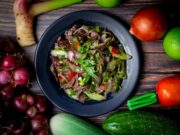 Салат с куриной печенью и соленым огурцом