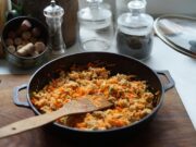 Приготовление рассыпчатого плова из свинины на сковороде