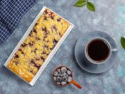 Пышная творожная запеканка с манкой, изюмом и сметаной