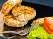 Котлеты из курицы с майонезом и яйцом на сковороде