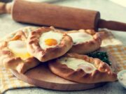 Дрожжевые пироги с яйцом и зеленым луком