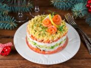 Салат с курицей и грибами, сыром и яйцом: рецепт слоями