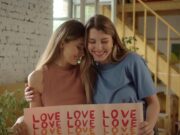 Поддержка подруги в трудную минуту: слова утешения