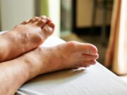 Чешется левая ступня в субботу: народные приметы