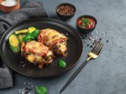 Сочные свиные отбивные с грибами, помидорами и сыром в духовке