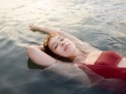 Сны о плавании в чистом море: значение для женщин