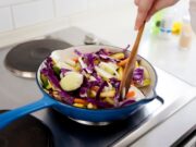 Как тушить капусту с мясом в кастрюле