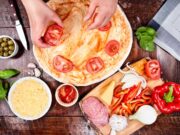 Пицца с колбасой, сыром и помидорами