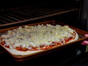 Пицца с колбасой и сыром: рецепт в домашних условиях