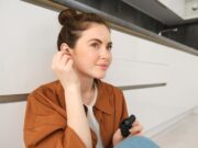 Почему не работает один наушник Mi True Wireless?