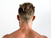 Мужская прическа: волосы назад, выбритые бока