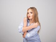 Левый локоть чешется у девушки: народные приметы