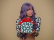 Прикольные поздравления с днем рождения подруге с подарками в стихах