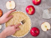 Шарлотка с яблоками в духовке: простой рецепт