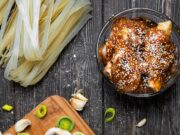 Фунчоза с курицей и овощами в соевом соусе с чесноком