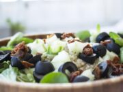 Салат с курицей, черносливом, грецкими орехами и сыром в слоях