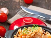 Перловка с тушенкой: рецепт с луком и морковью