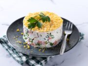 Рисовый салат с кукурузой и крабовыми палочками