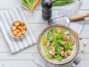 Салат Цезарь с курицей и сухариками: Простой рецепт в домашних условиях