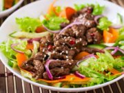 Салат из говяжьей печени с морковью, луком и соленым огурцом