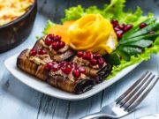 Куриная печень с луком и морковью в сметане