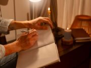 Как поставить свечу от сглаза и порчи в церкви