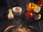 Вкусная говяжья печень на сковороде с луком и подливом