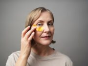 Маска для лица с яичным белком: борьба с морщинами после 50 лет