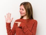 Чешется между большим и указательным пальцем правой руки: народные приметы