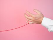 Молитва на красную нить с 7 узелками на запястье левой руки