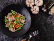 Жареное мясо в соевом соусе на сковороде